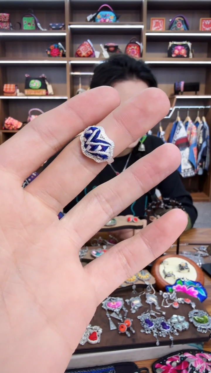 【闪购商品】织绣232蒙阿苏苗绣传承