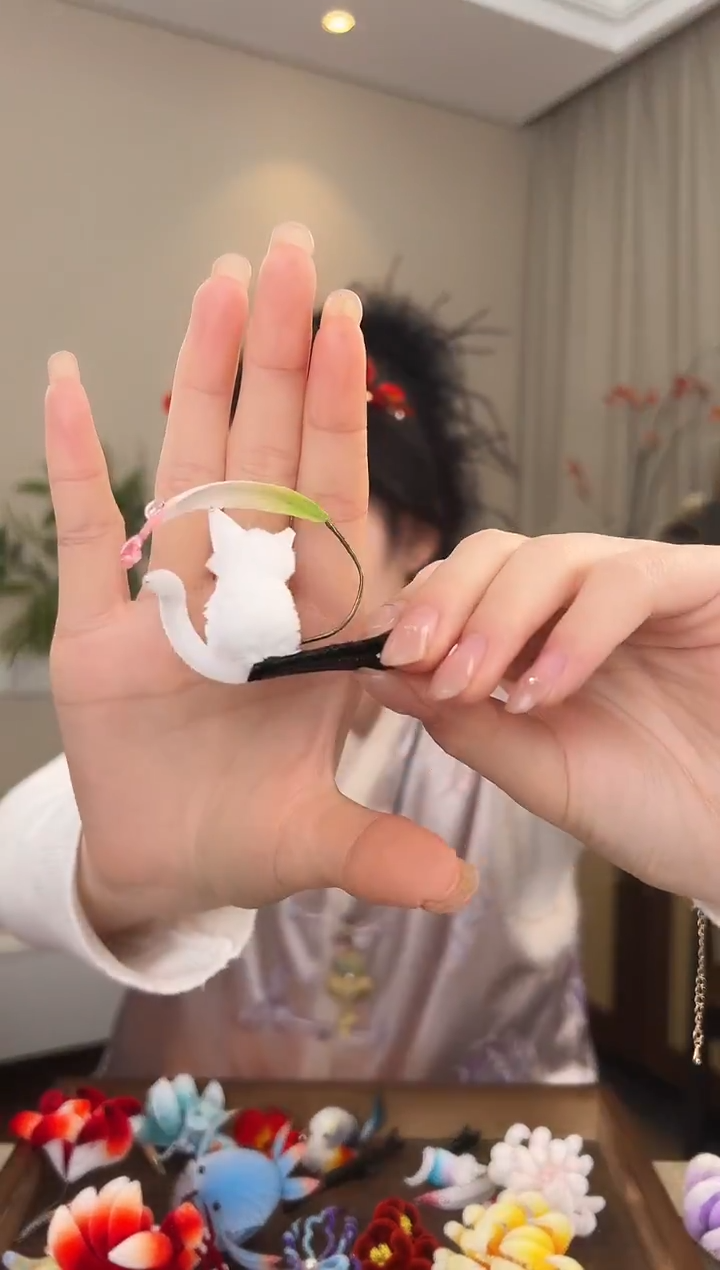 刺绣白色小猫胖绒边夹