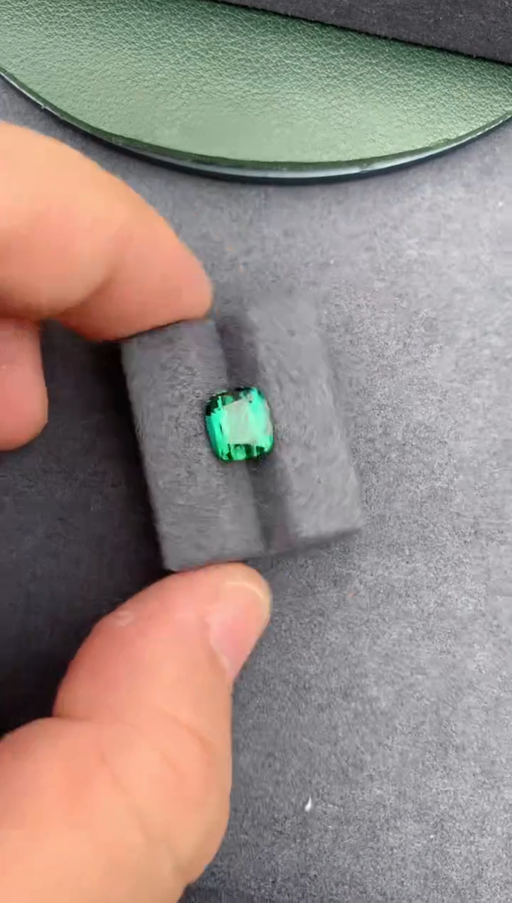 【闪购商品】碧玺裸石未镶嵌2.5ct绿碧玺
