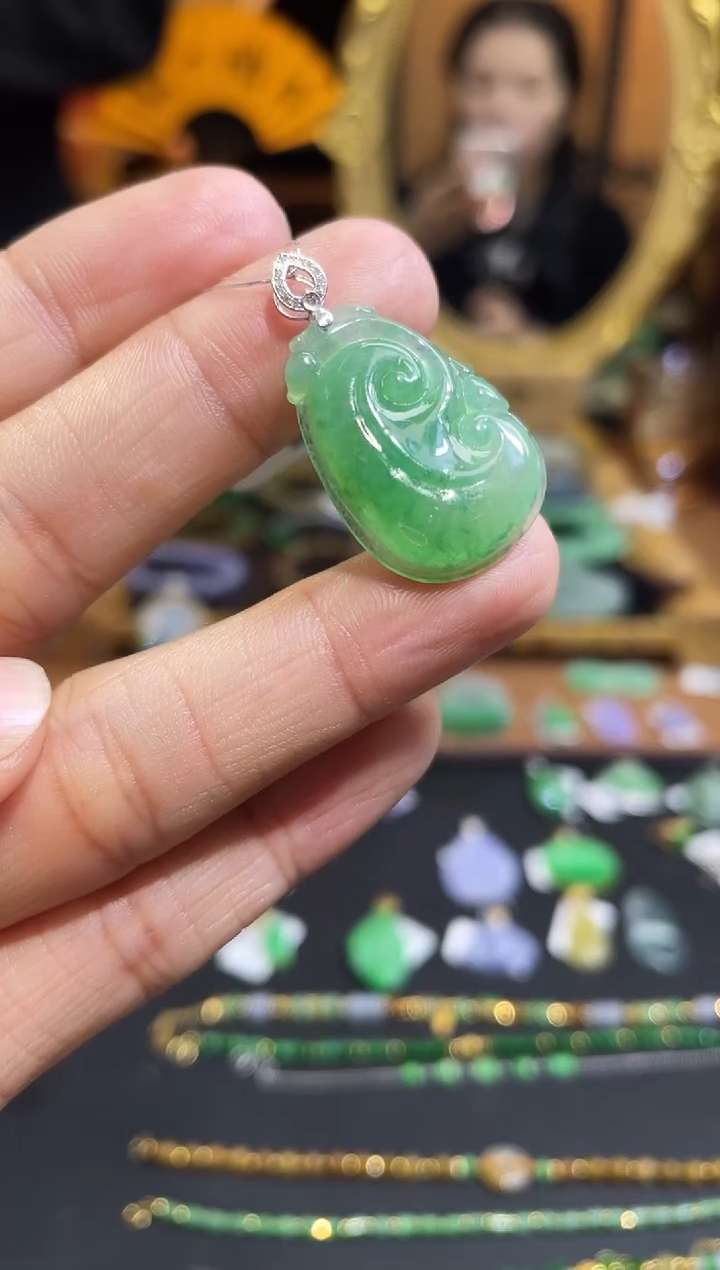 颈饰18K金镶嵌翡翠如意