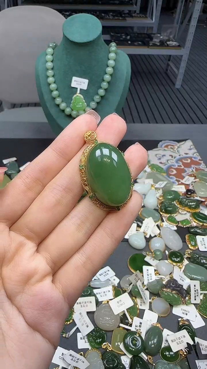 18K金镶嵌和田玉挂件1
