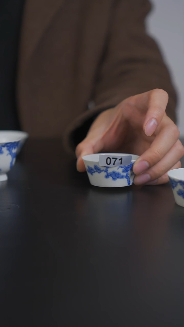 盖碗瓷青花松枝小马蹄