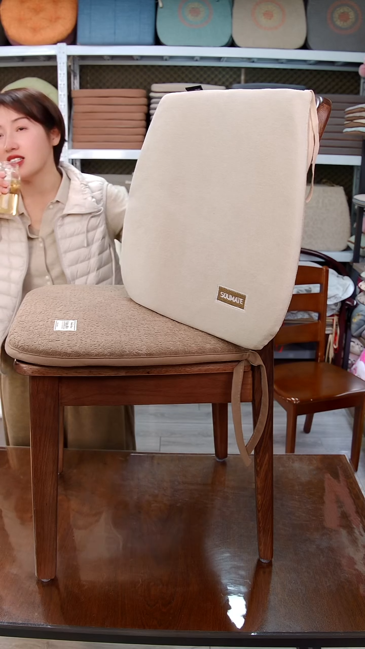 布平绒刺绣：米色4个