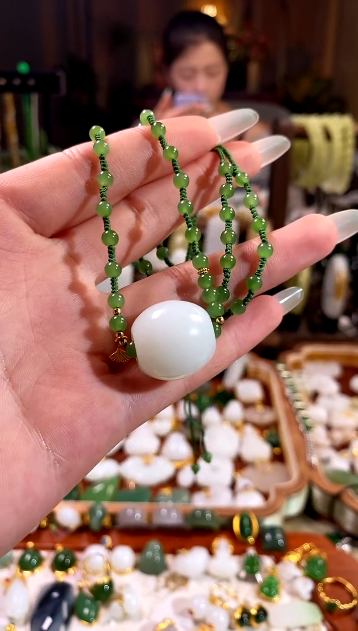 和田玉未镶嵌吊坠(赠链).