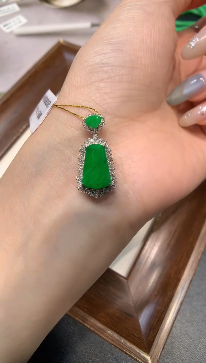 颈饰18K金镶嵌翡翠无事牌