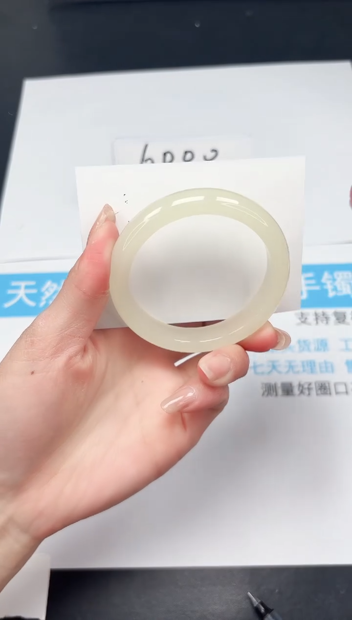 【闪购商品】石英质玉手镯未镶嵌68-56