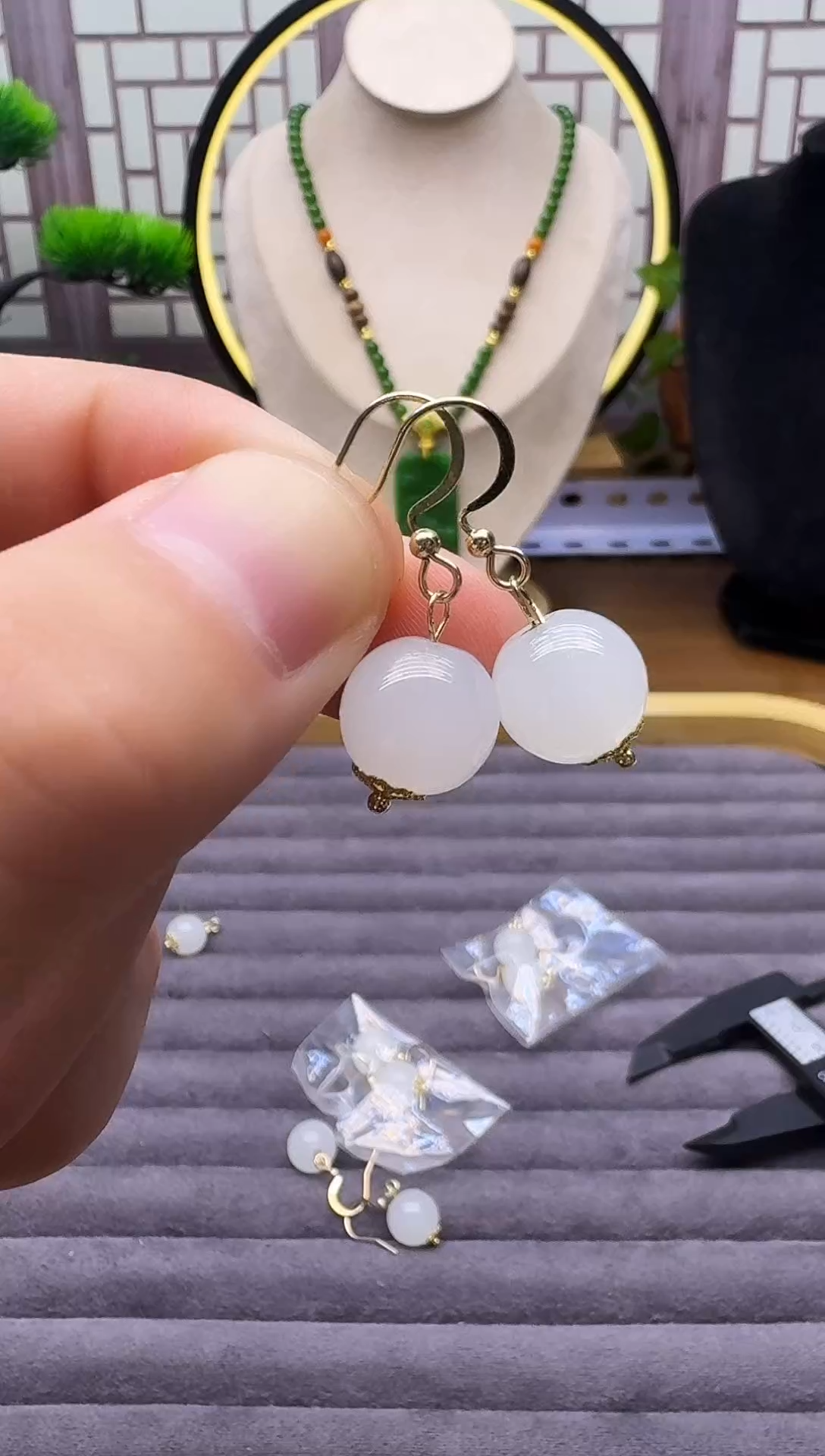 14K金镶嵌和田玉耳饰E118      