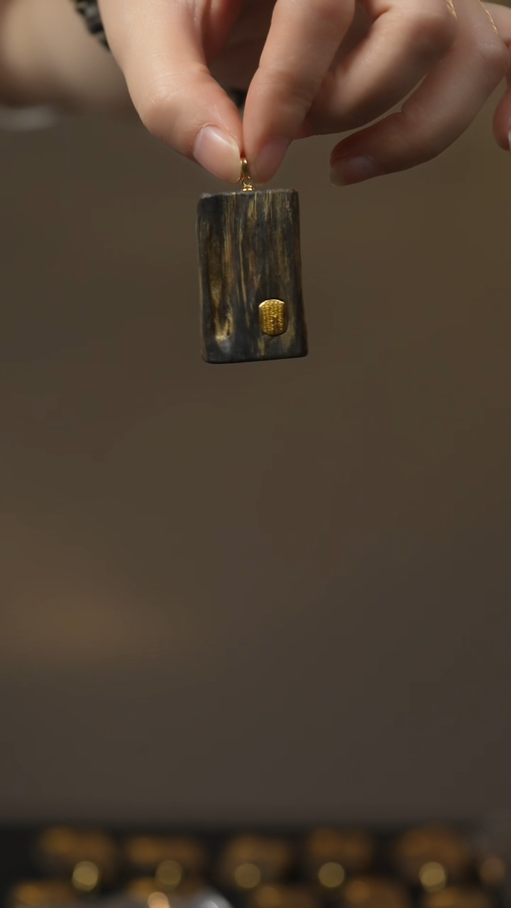 【闪购商品】沉香吊坠五条平安无事牌孤品长