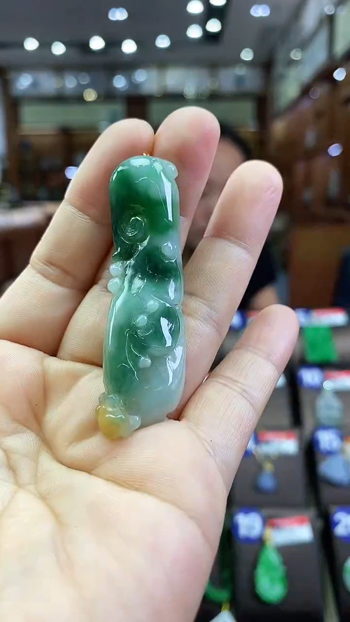 翡翠未镶嵌颈饰花件