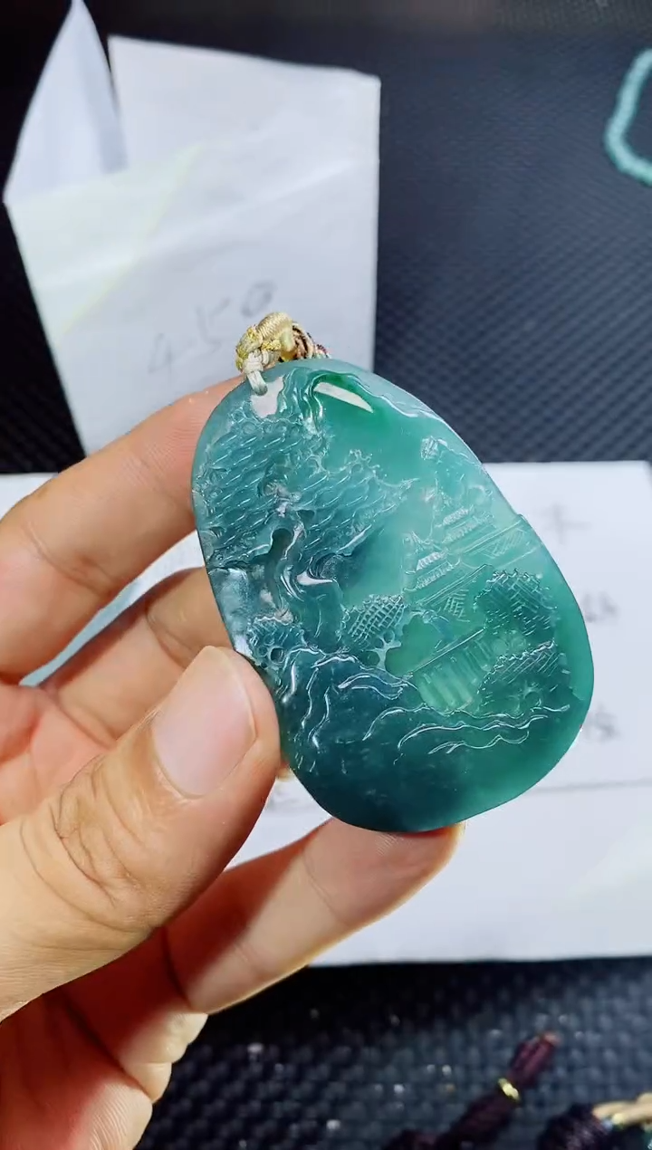 翡翠未镶嵌颈饰          