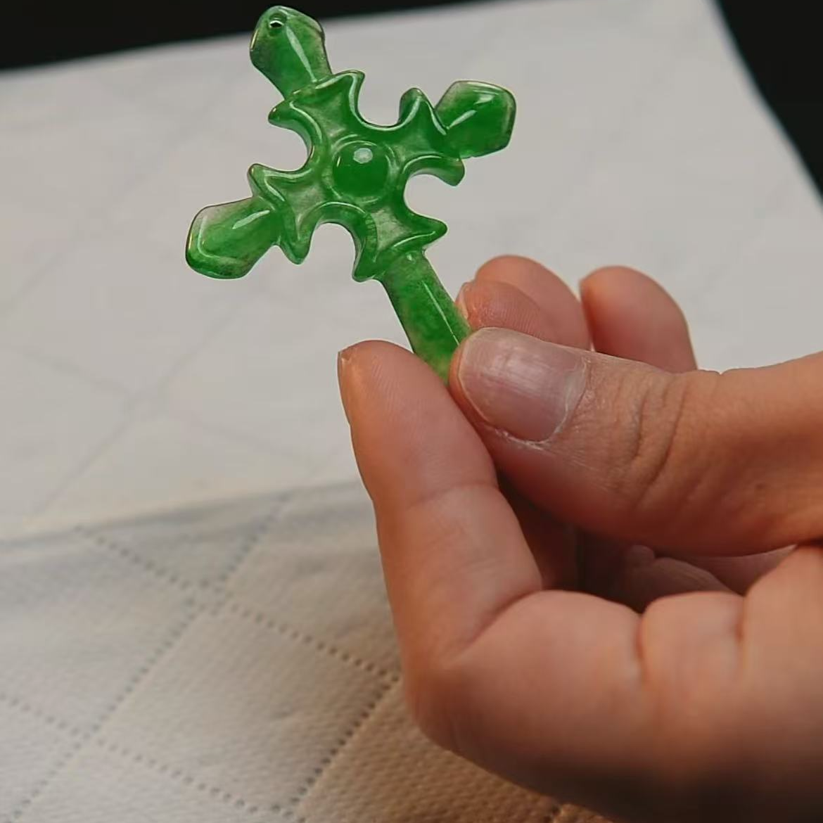 【华夏文物甄选商店02235】翡翠十字架