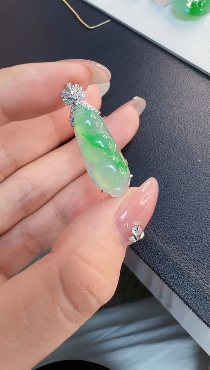 颈饰18K金镶嵌翡翠缅甸A货翡翠