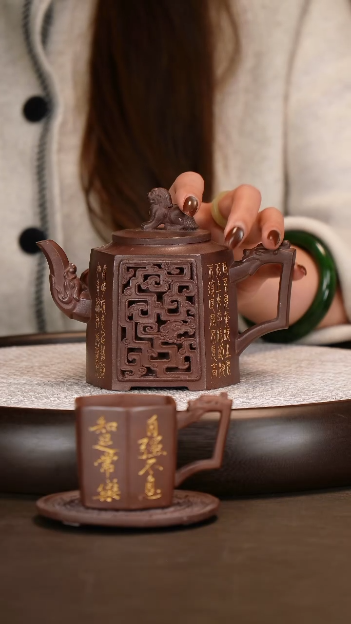 茶壶紫砂【徐秀文】紫泥六方狮钮套组   280CC