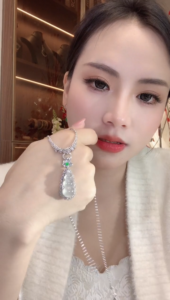 【闪购商品】翡翠吊坠(不含链)18K金镶嵌D21