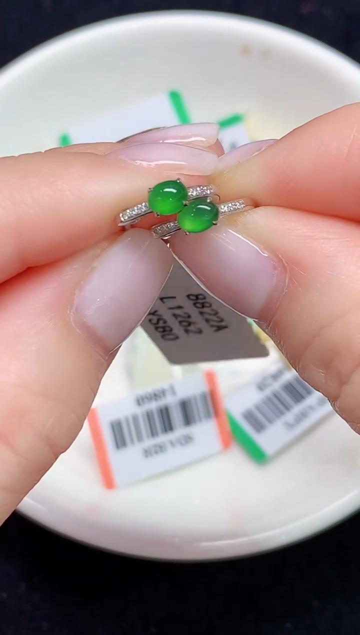 18K金镶嵌翡翠耳饰多样性发其一