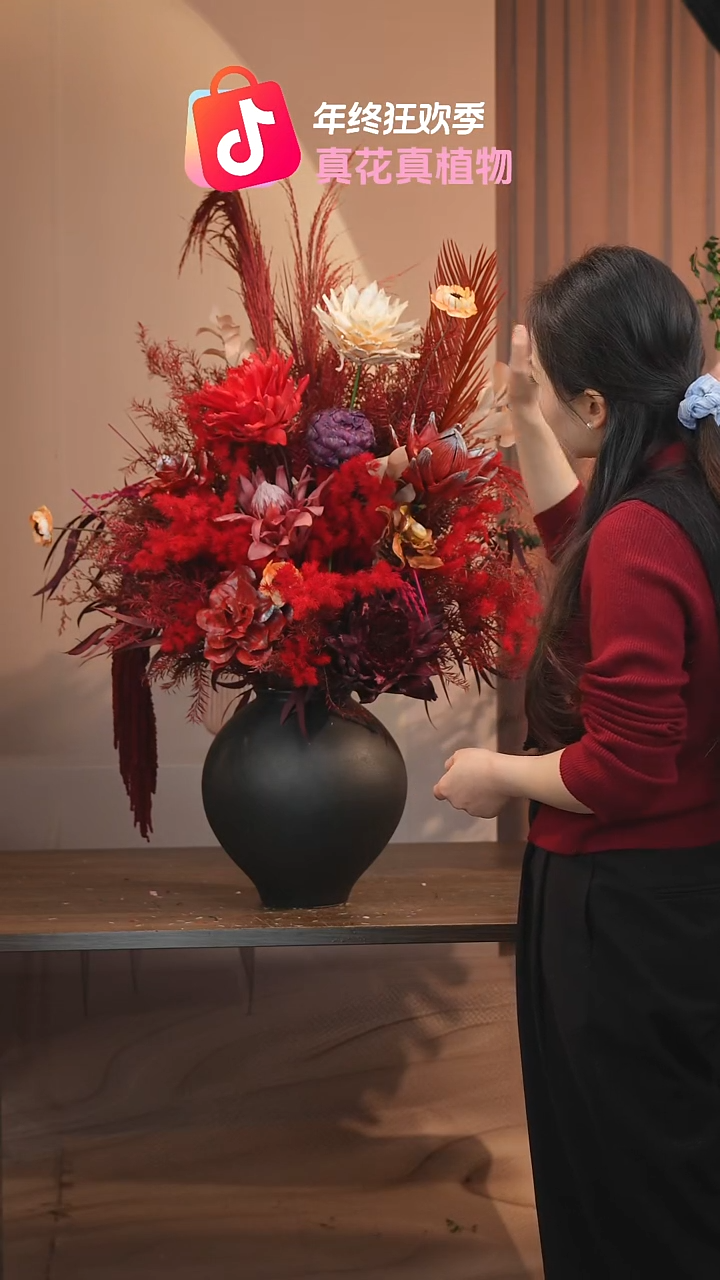 藤小****屋黑色花瓶一只（上图黑色圆花瓶）