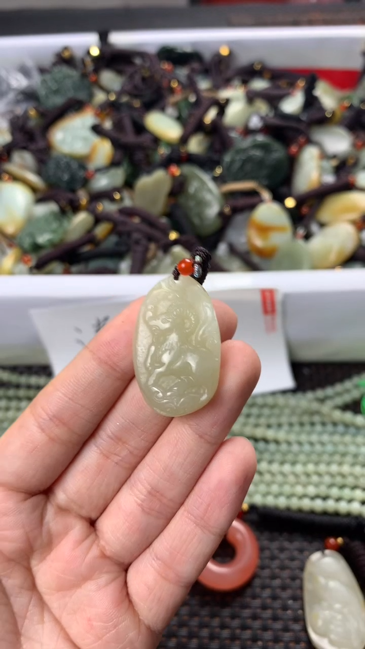 【闪购商品】和田玉颈饰未镶嵌多样性发货没有证书拍一发一有瑕