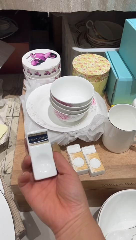 瓷金色维也那筷子架