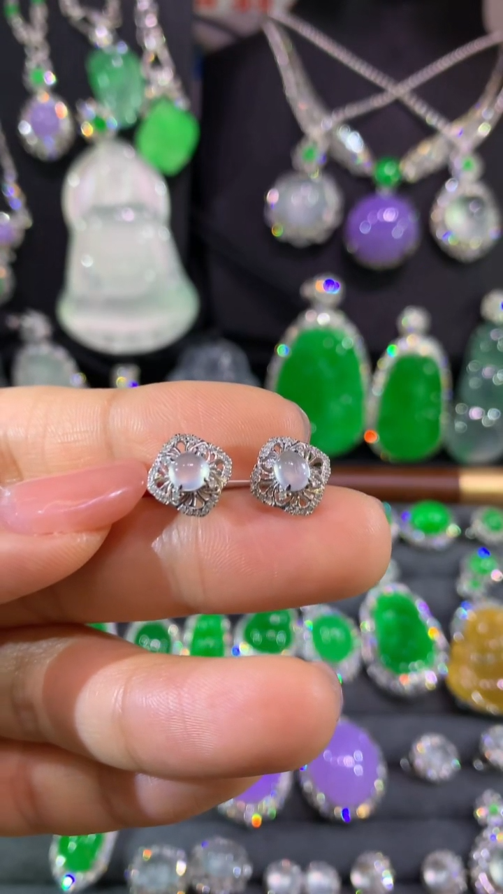 18K金镶嵌翡翠耳饰耳钉