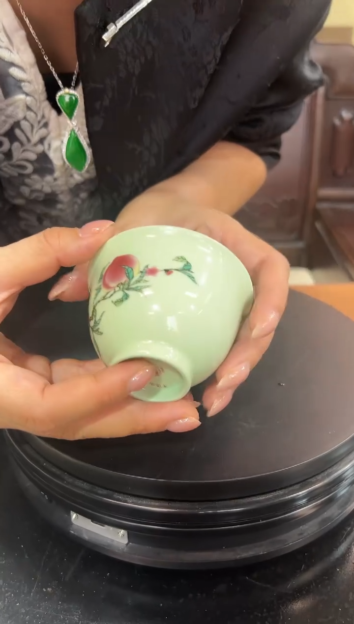 摆件瓷绿稀土寿桃内绘压手杯