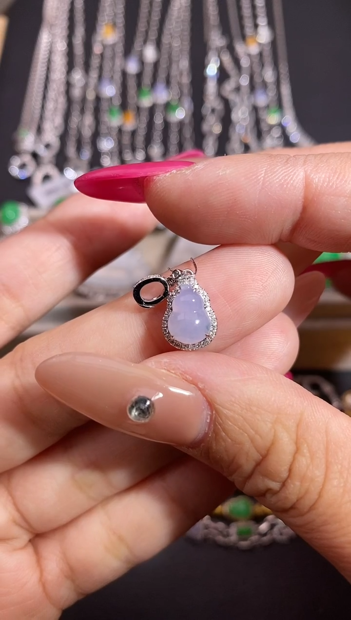 颈饰18K金镶嵌翡翠吊坠