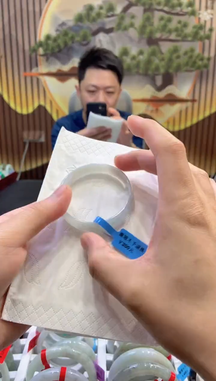 翡翠手镯未镶嵌多人05047
