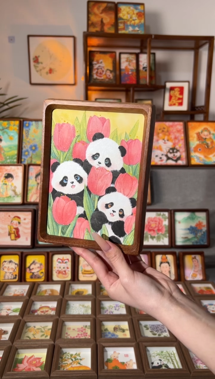 【闪购商品】国画郁金香熊猫 手绘国画7寸花梨