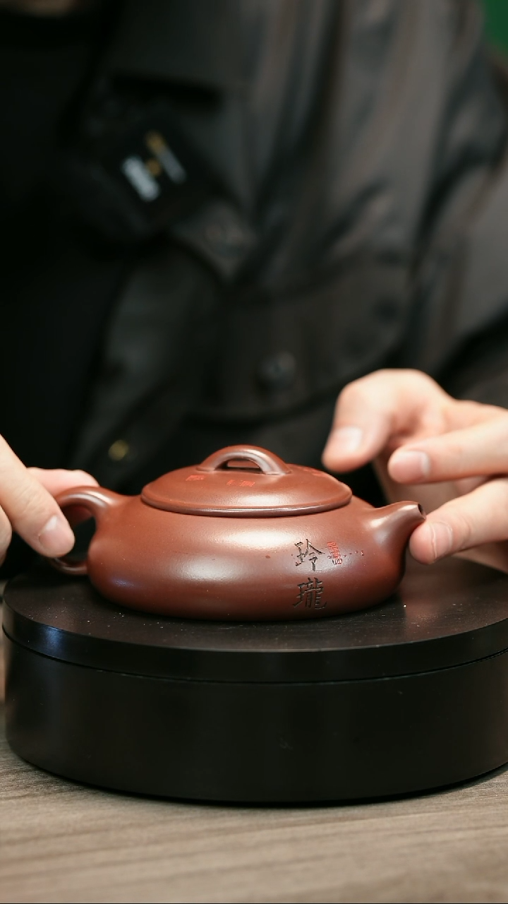 茶壶紫砂晨*H2357李传荣刻绘乳瓢