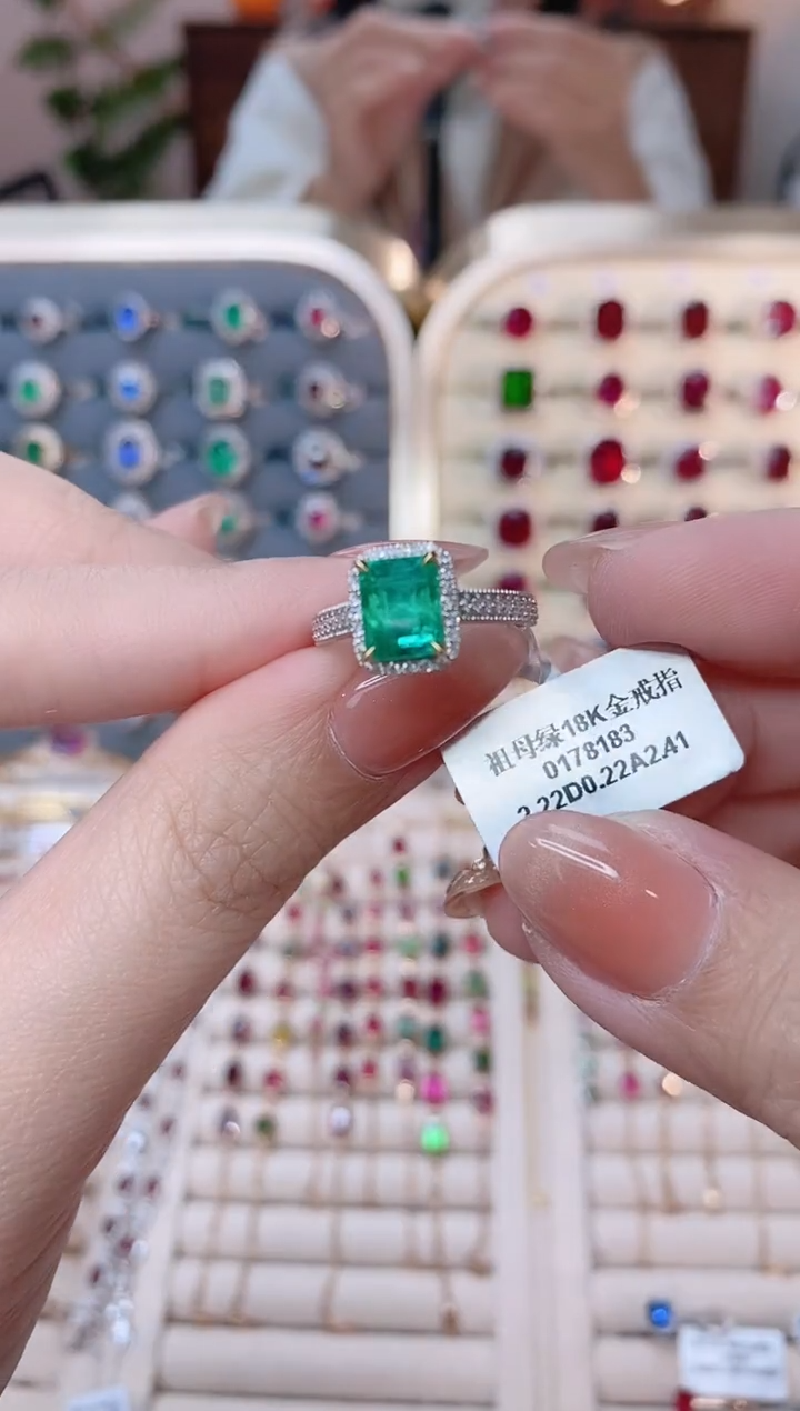【闪购商品】祖母绿18K金戒指18K金镶嵌18K金戒指