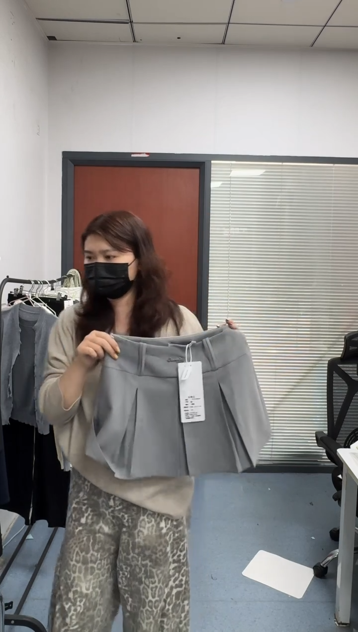 恐龙阿姨闪购商品：灰色短裙M