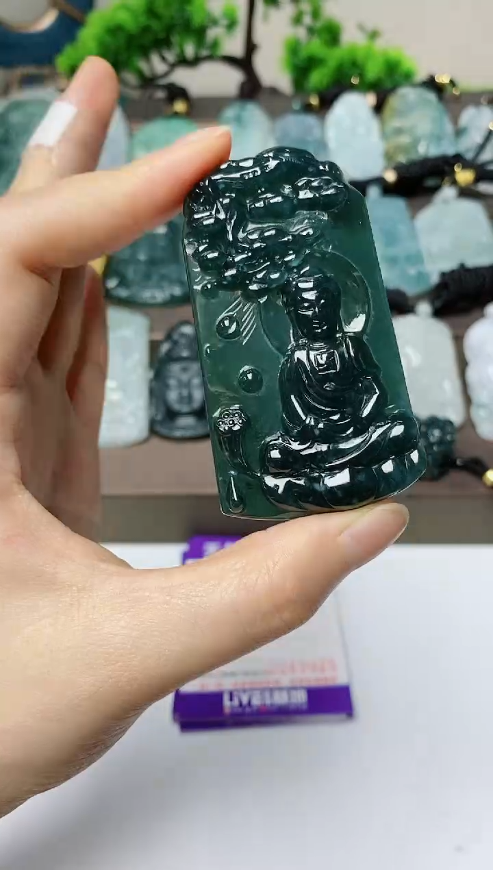 翡翠未镶嵌颈饰        