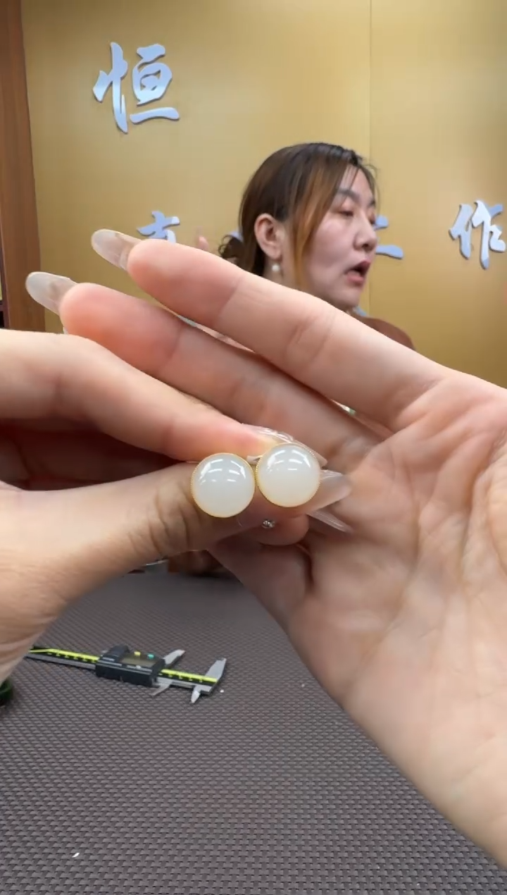 【闪购商品】和田玉耳饰18K金镶嵌一对
