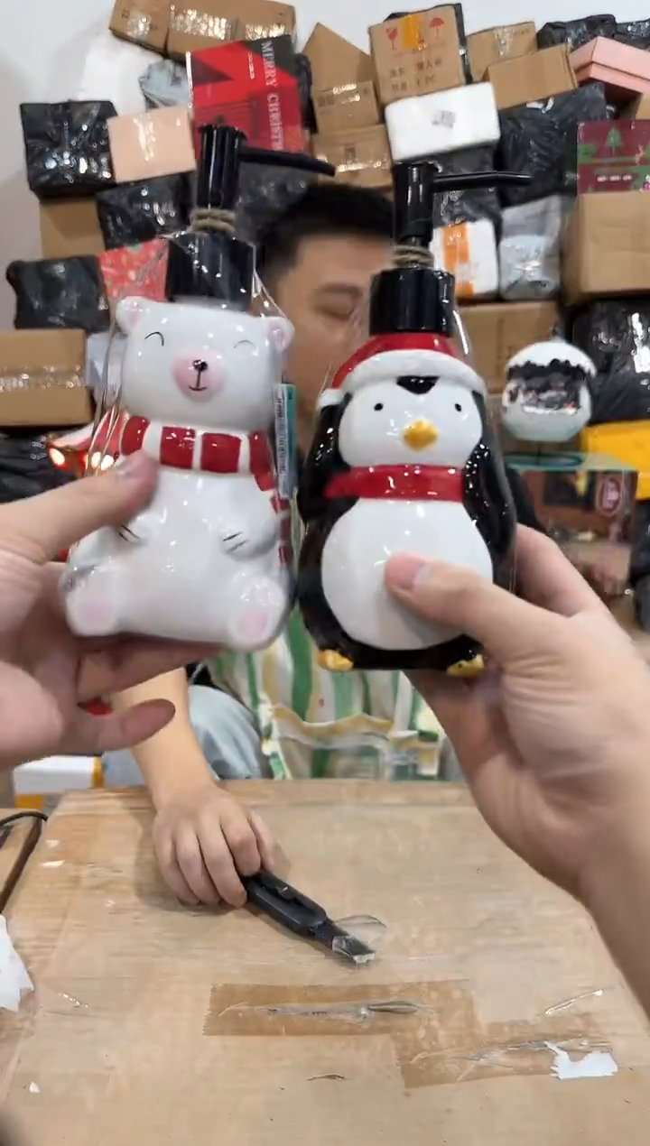 瓷片企鹅加熊按压瓶 