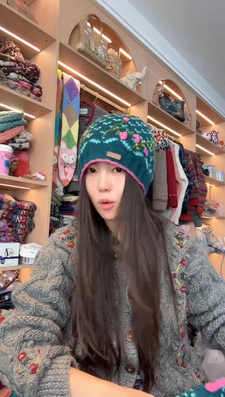 羊毛绿色小丸子帽  