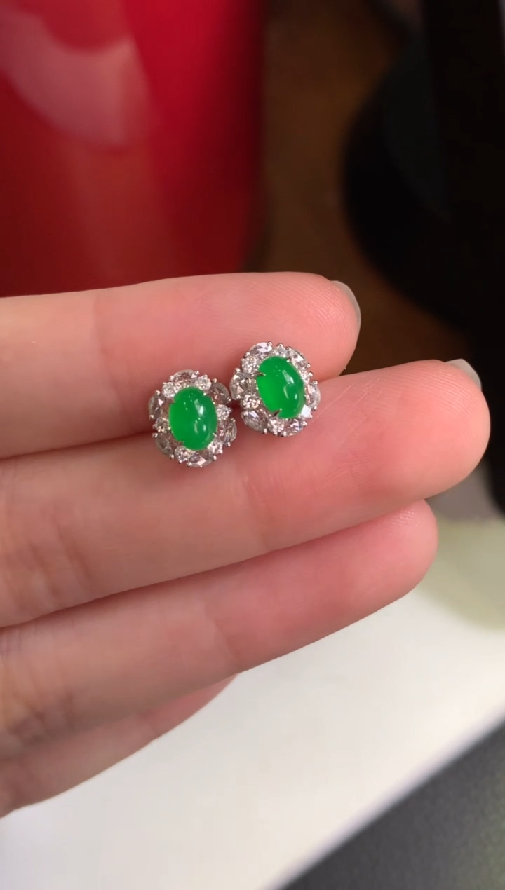 翡翠18K金镶嵌耳钉绿蛋面耳钉