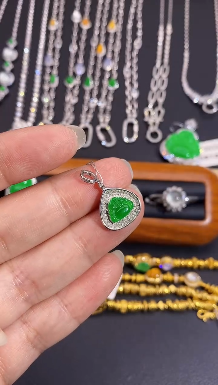 翡翠18K金镶嵌颈饰吊坠