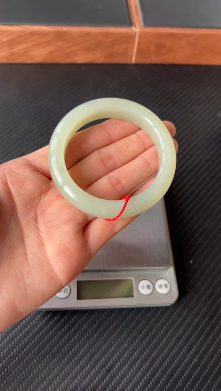 【闪购商品】和田玉手镯未镶嵌且末微色差53+