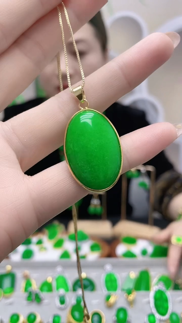 吊坠(赠链)14K金镶嵌翡翠鸽子蛋吊坠