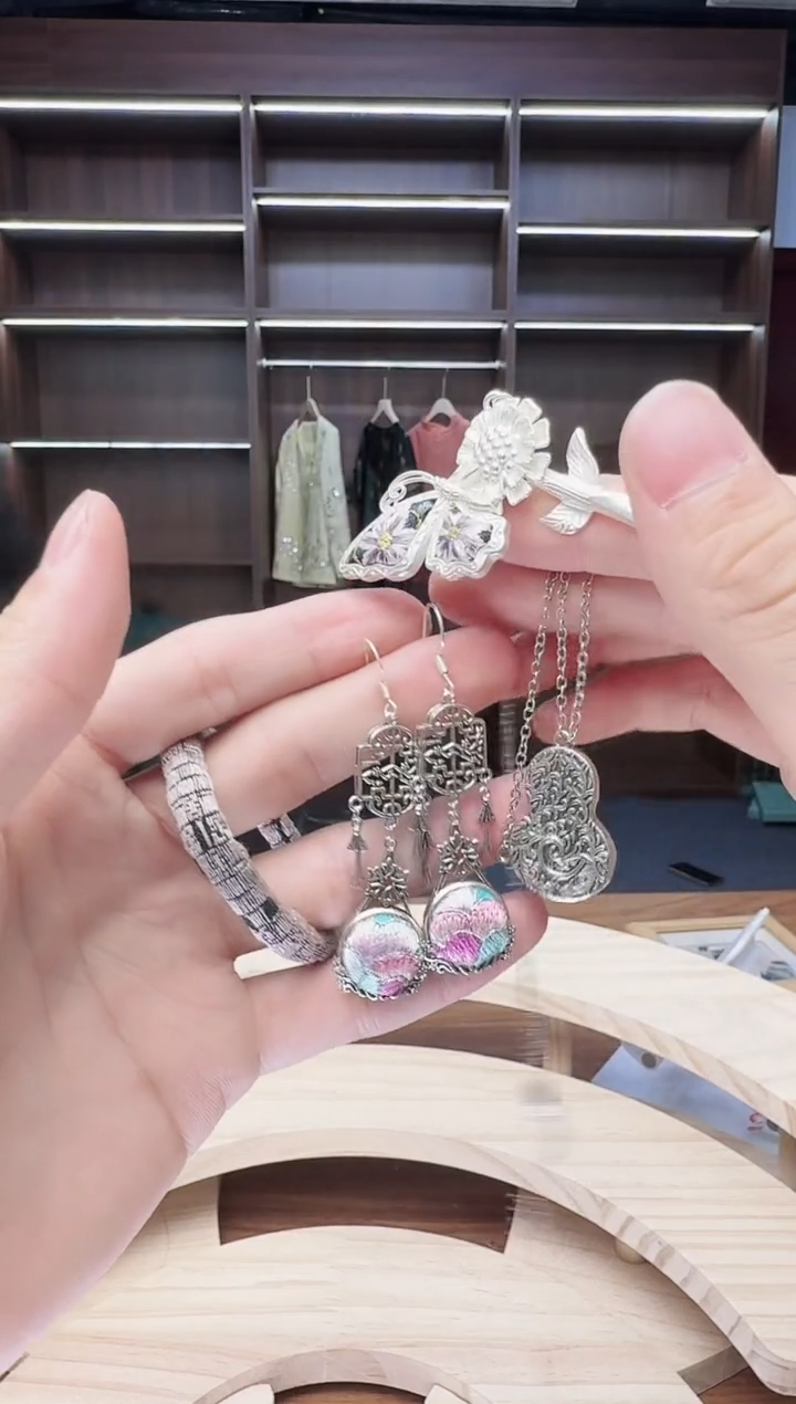 织绣50蒙阿苏苗绣传承