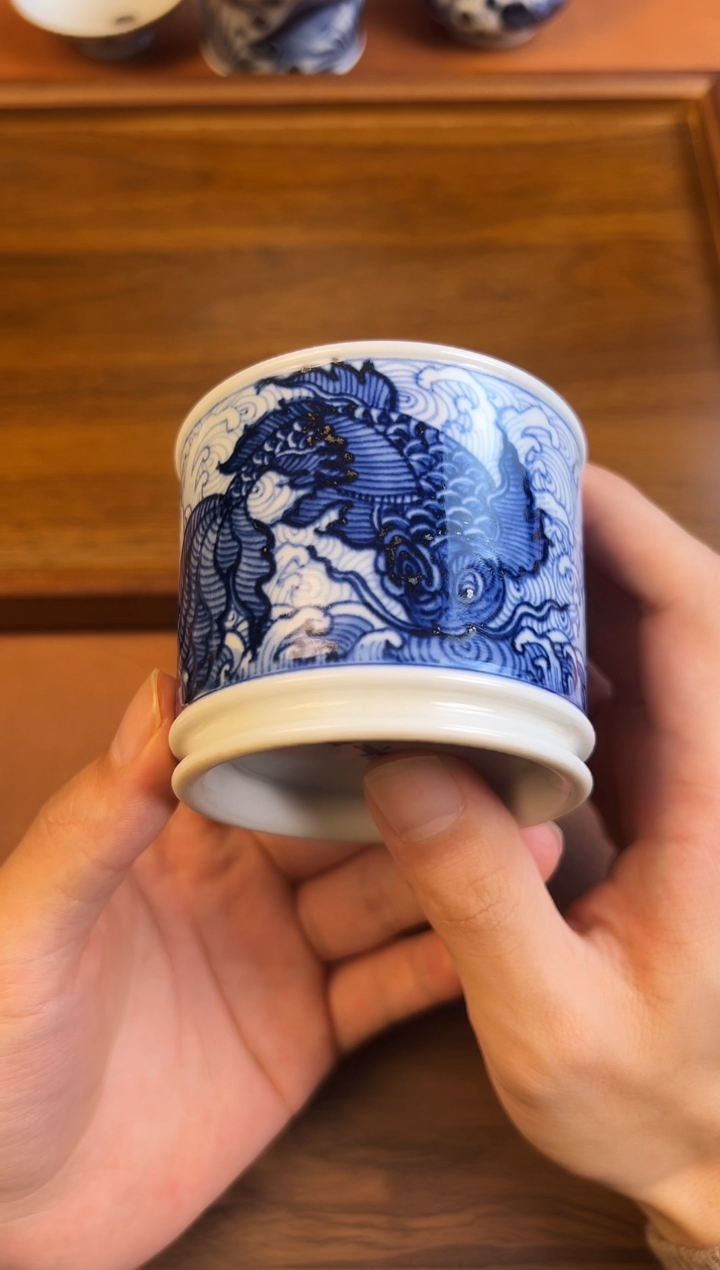 问青坊纯手工手绘青花大鱼柴窑容天杯