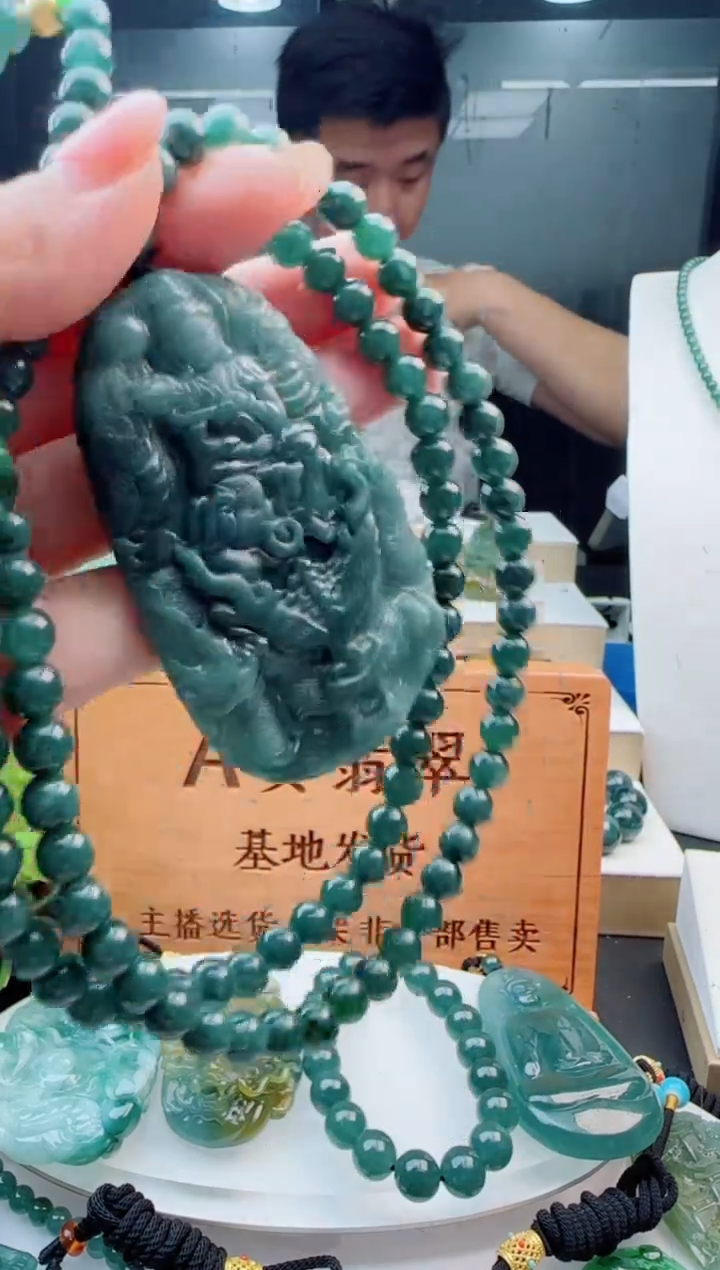 翡翠未镶嵌颈饰多样性发货其中一件