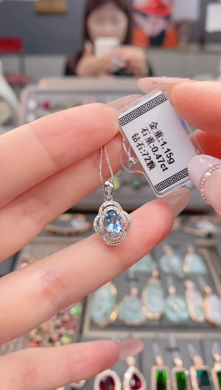 18K金镶嵌颈饰海蓝宝石0.47        