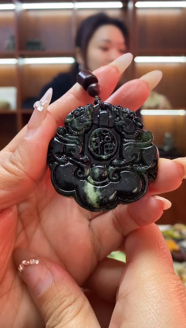 未镶嵌蛇纹石玉吊坠     