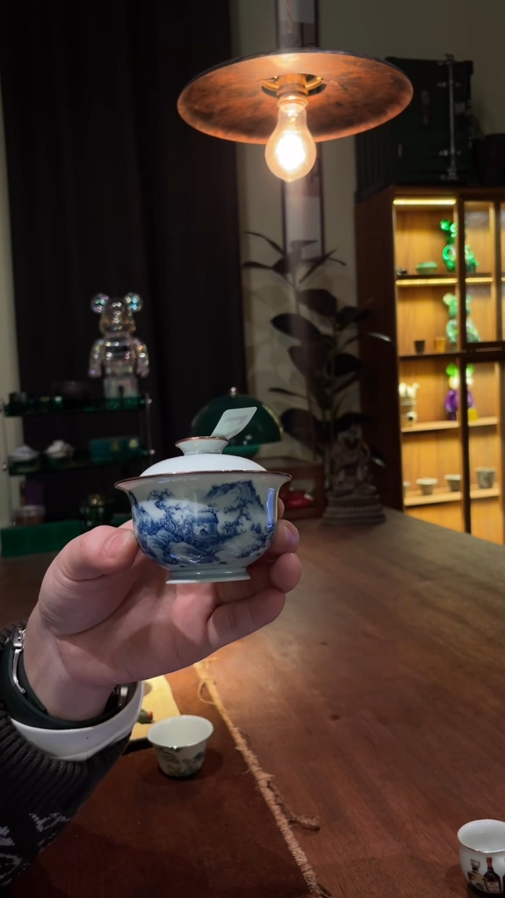 包铜青花山水盖碗..271