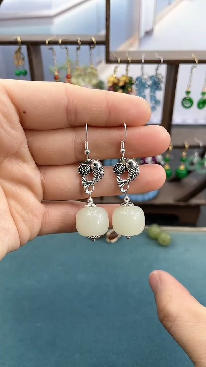 银S925镶嵌和田玉耳饰16mm白玉小鱼