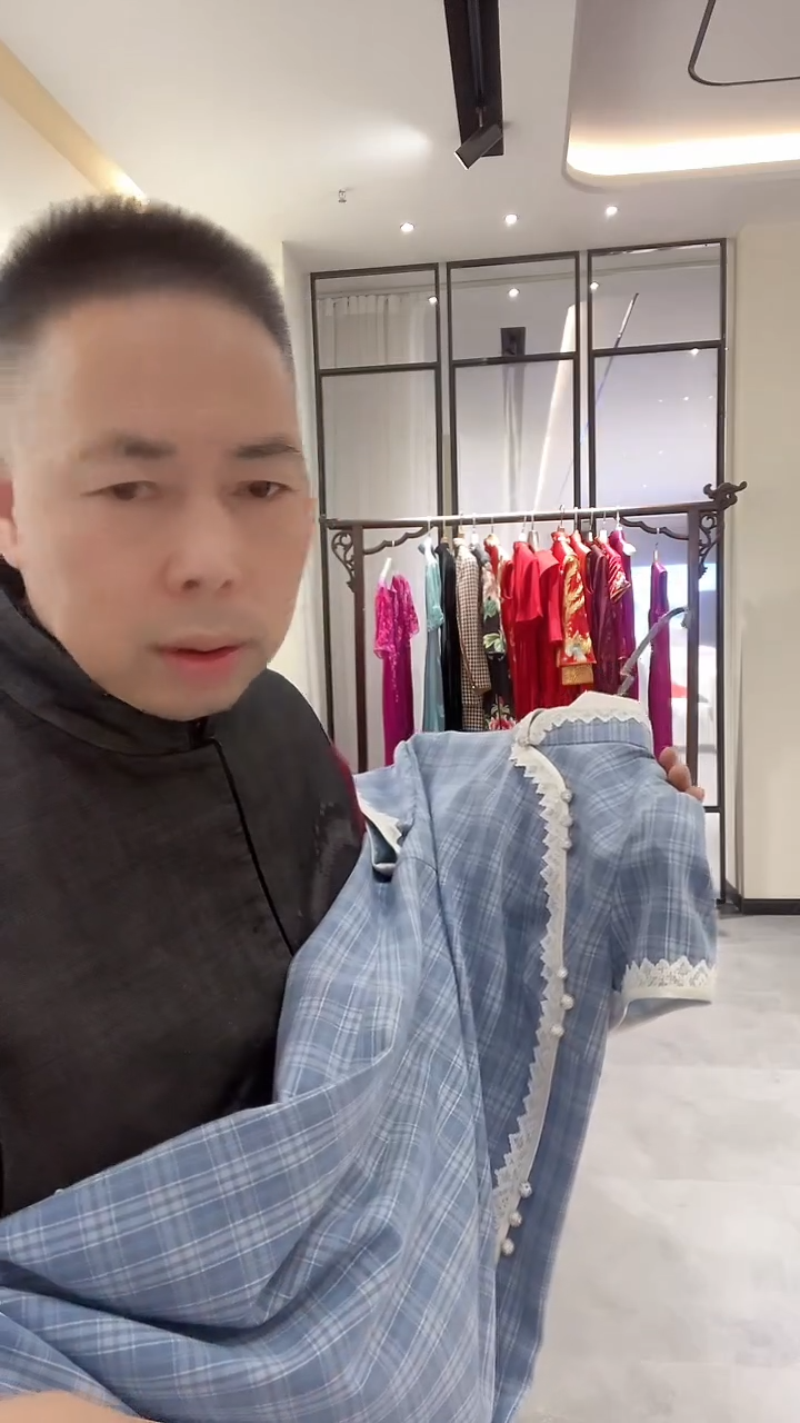织绣蓝色学生款格子旗袍 499 l码
