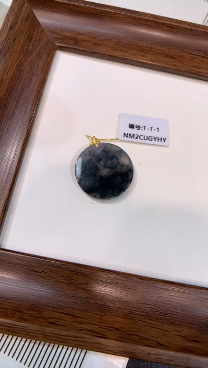 颈饰18K金镶嵌翡翠无事牌