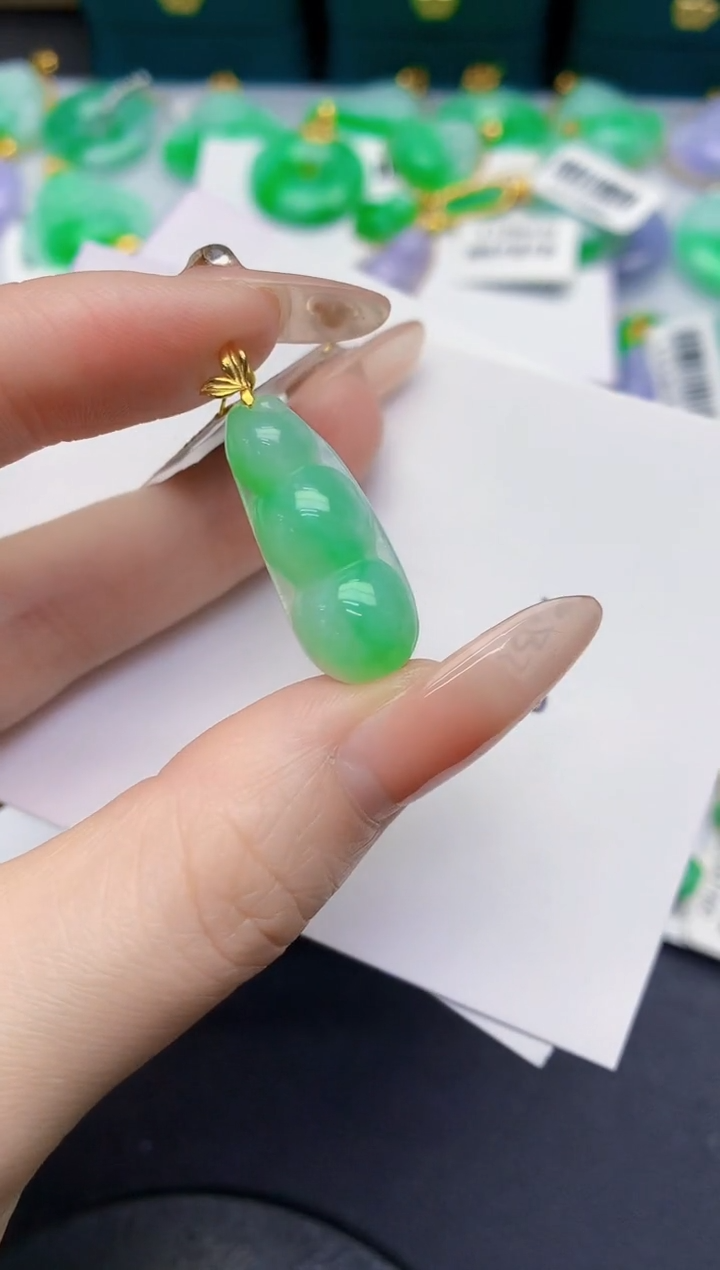 颈饰18K金镶嵌翡翠缅甸天然翡翠A货