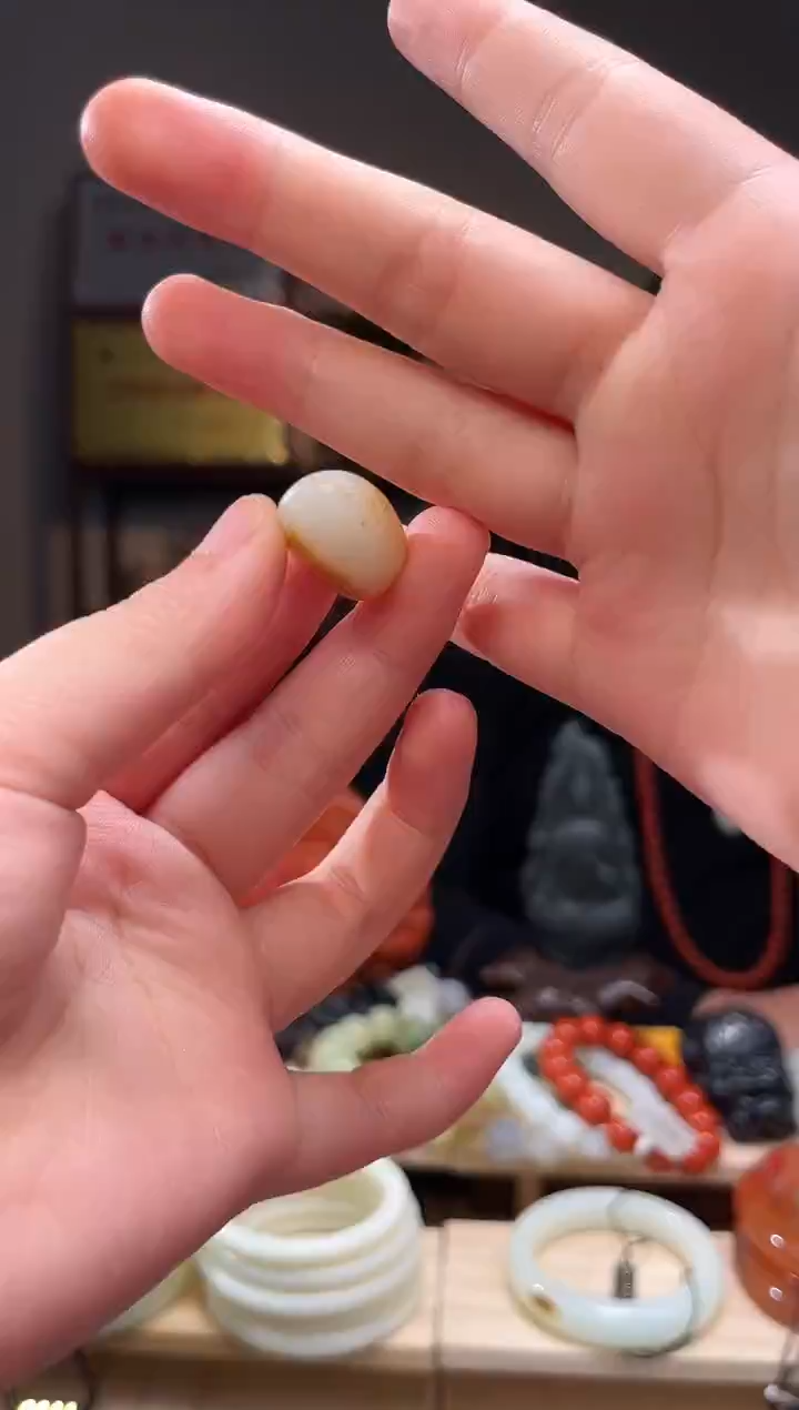 颈饰未镶嵌和田玉吊坠