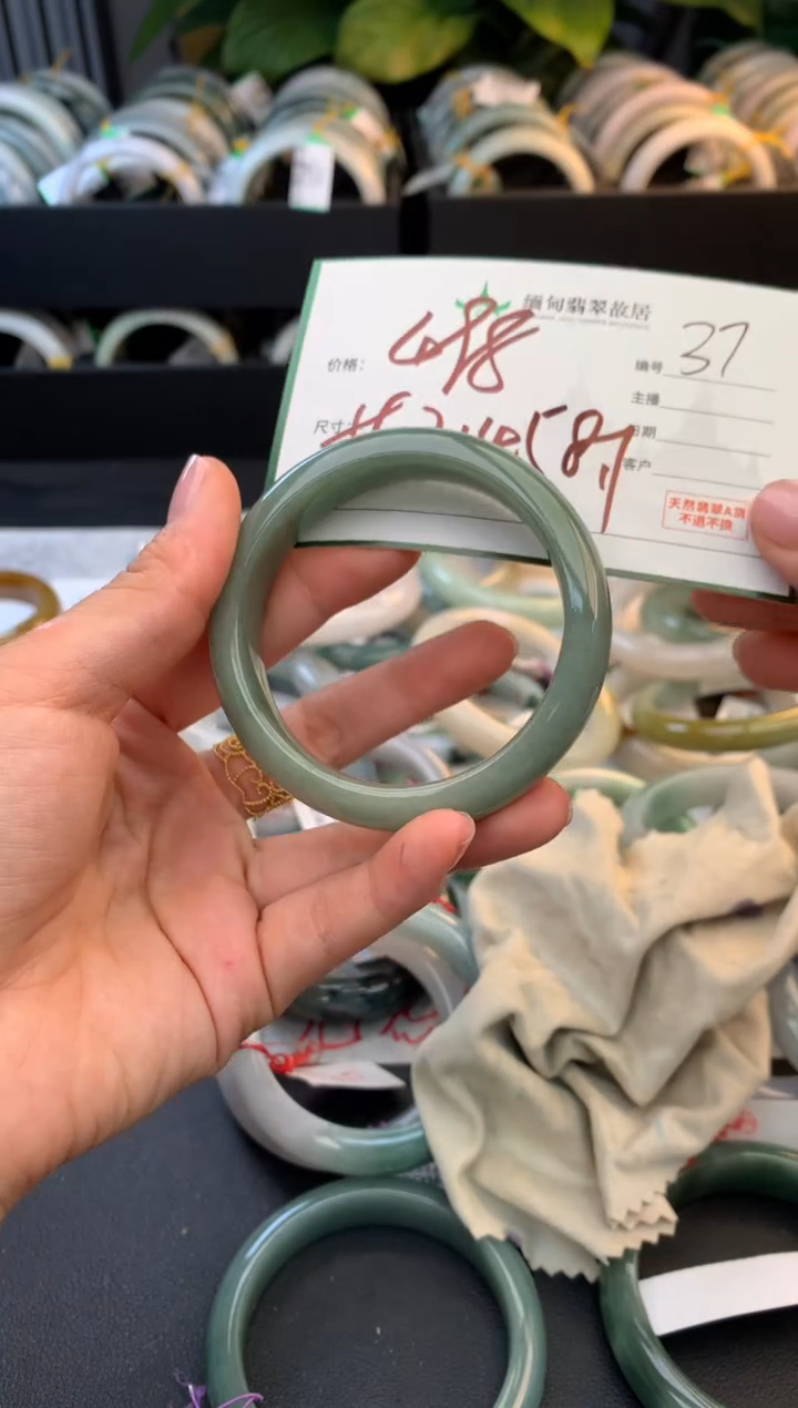 未镶嵌定制翡翠毛货需精细抛光+多人